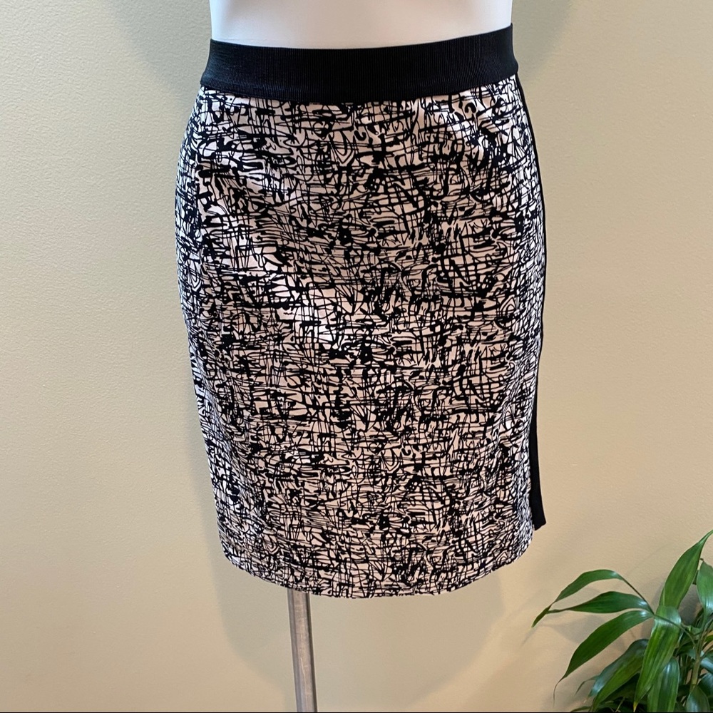 Ann Taylor Black and White Abstract Print Pencil Skirt